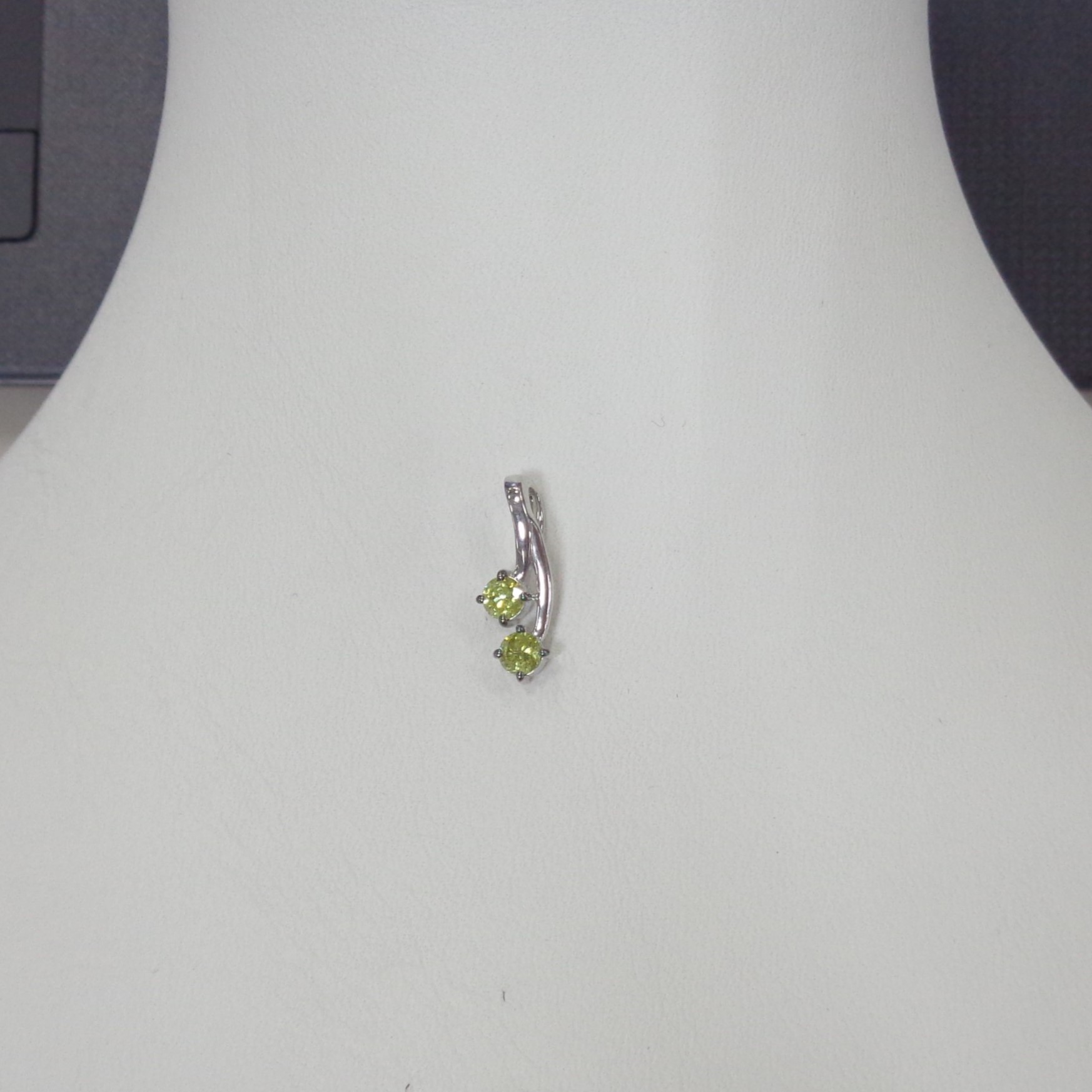 Серебряная подвеска с желтыми бриллиантами